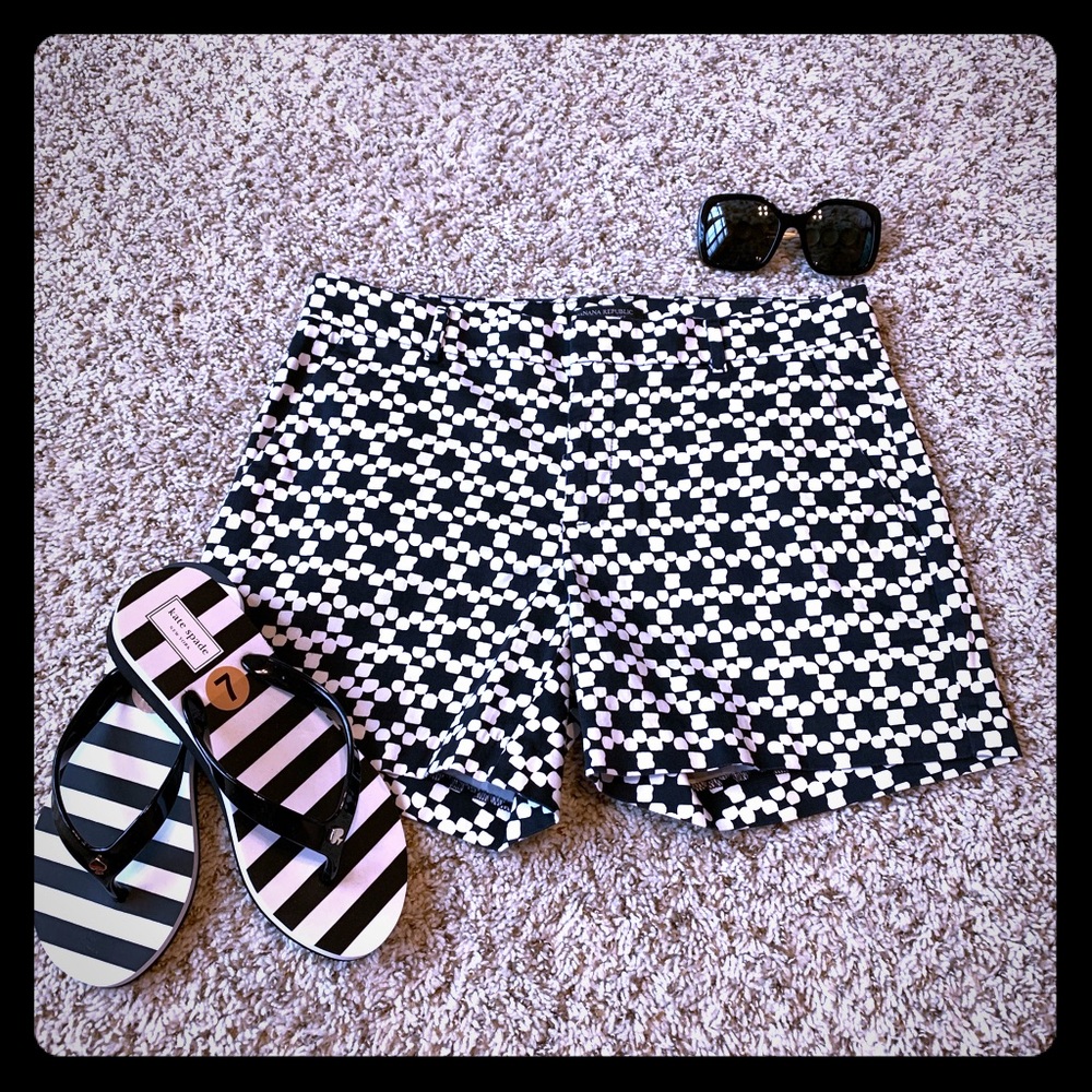 Like New Ladies Black & White Shorts